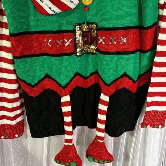 Very detailed Christmas sweater! - Picture 5 of 8